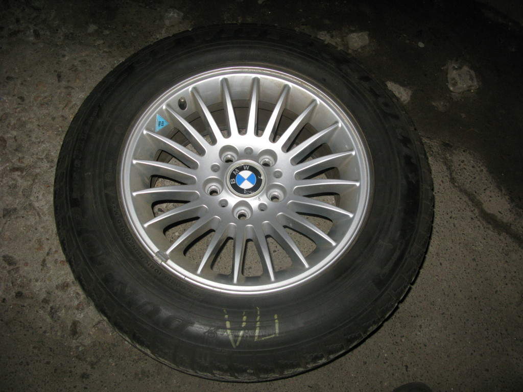 Продам шины зима спорт BMW, с катком. С бронир. машины (США)Dunlop SP Winter 245-65 R 16 Состояние отличное Киев