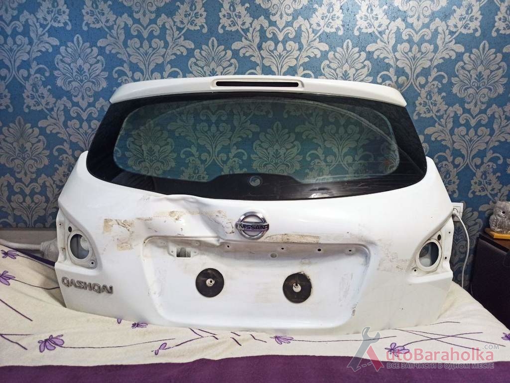 Продам Дверь багажника Nissan Qashqai J10. Есть вмятина, стекло целое. Краска заводская. Фото в вайбер Киев